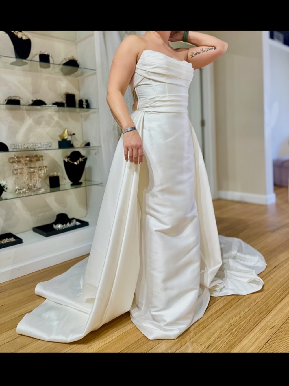 Elegant Strapless Satin Wedding Gown in Ivory